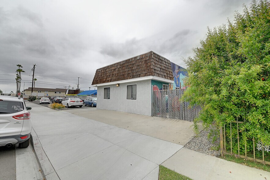 More Photos Of 2715 E 56th St, Long Beach Office For Sale