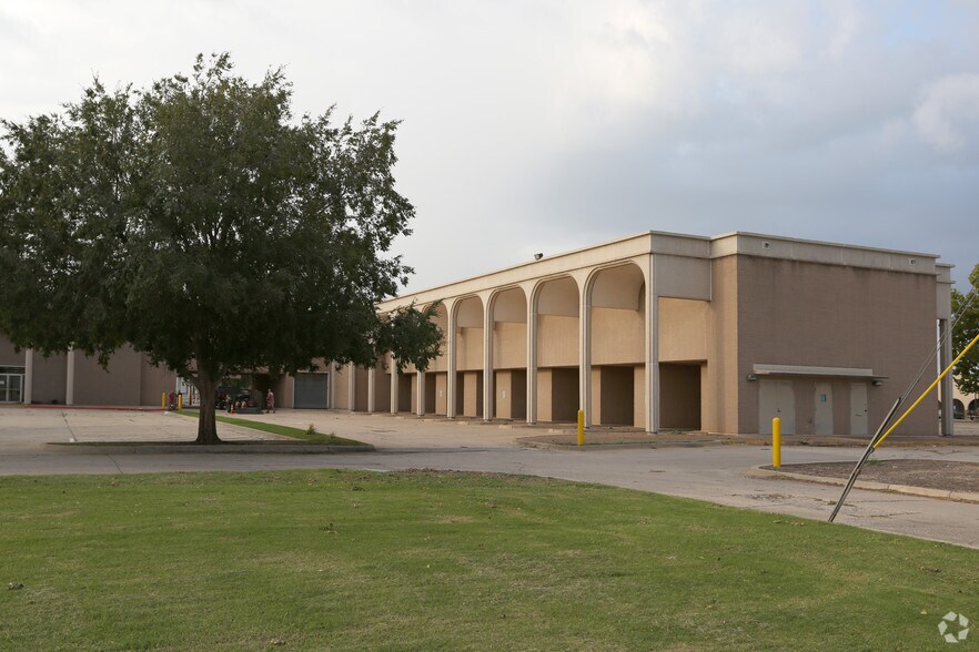 More Photos Of 2301 Exchange Ave, Oklahoma City Bank For Sale