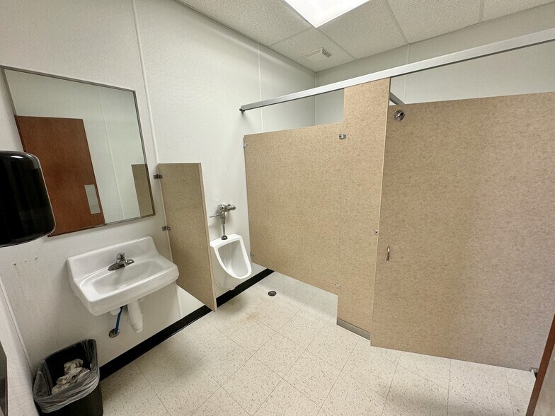 More Photos Of 4844 CR 430, Pleasanton Warehouse For Lease