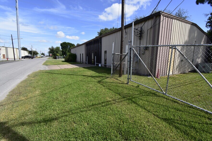 More Photos Of 630 Kentucky St, South Houston Office For Sale