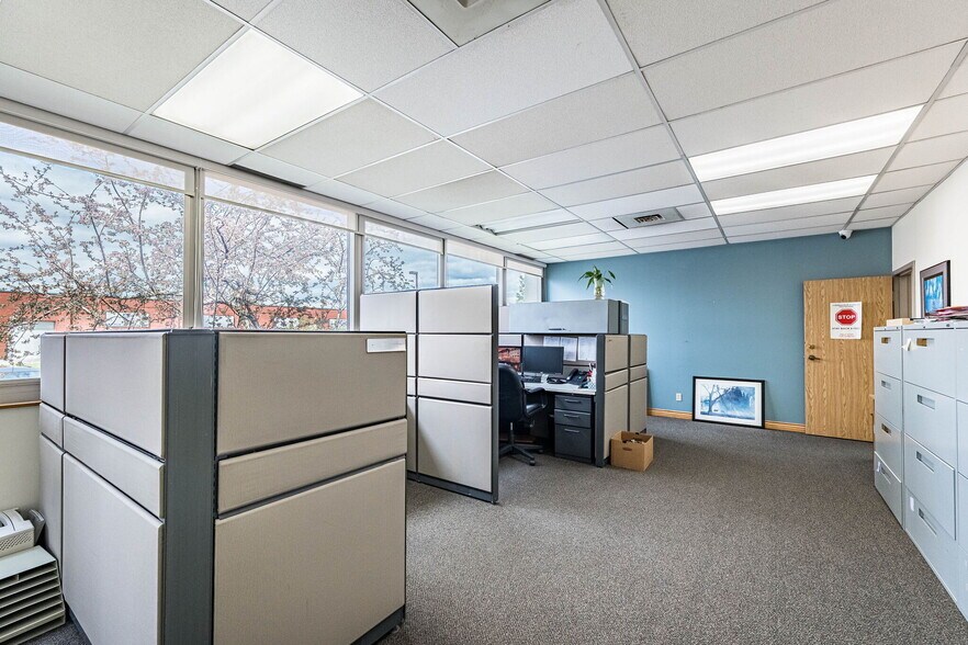 More Photos Of 220 Advance Blvd, Brampton Office For Sale