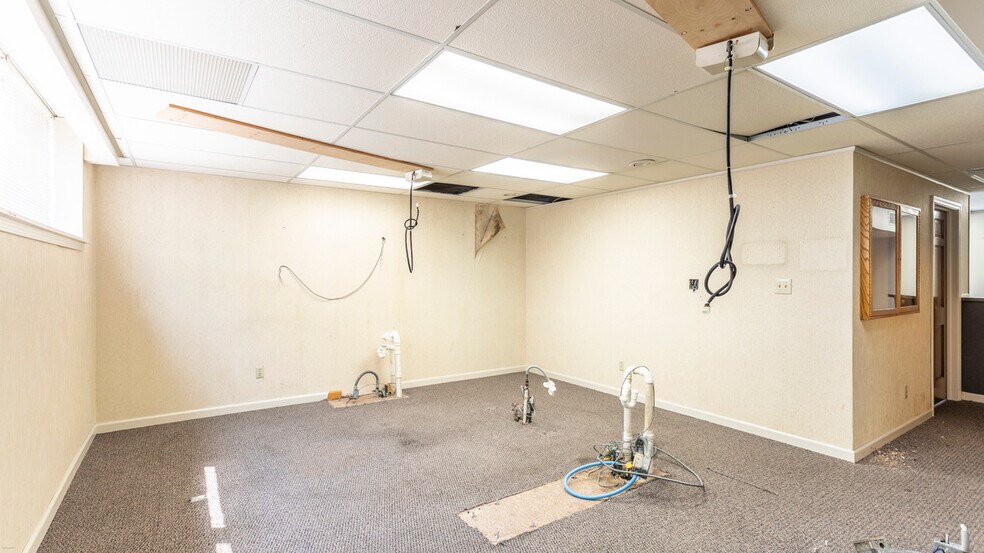 More Photos Of 1250 Franklin Ave, Brookville Office For Sale