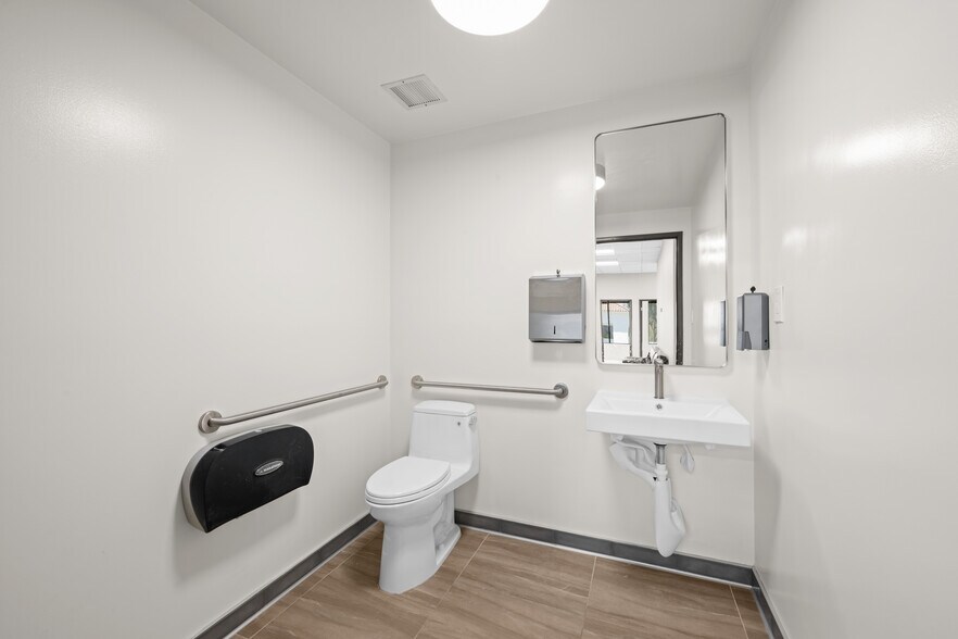 More Photos Of 24011 Ventura Blvd, Calabasas Medical For Lease