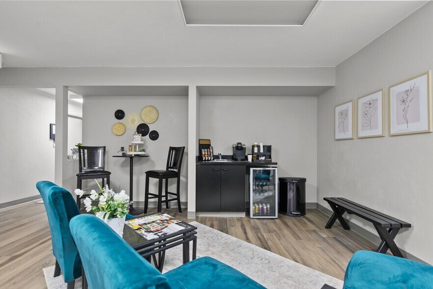 More Photos Of 2009 S Memorial Dr, Appleton Office For Sale