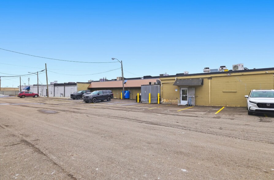 More Photos Of 1052-1072 W Huron St, Waterford Freestanding For Lease