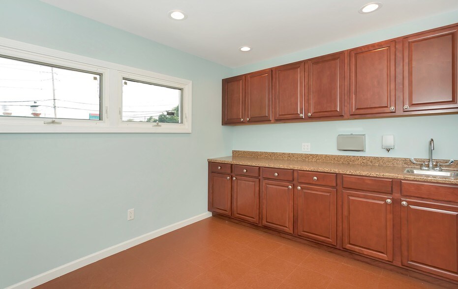 More Photos Of 760 Wellwood Ave, Lindenhurst Office For Sale