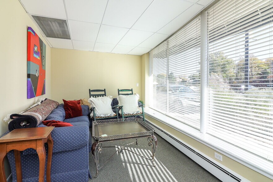 More Photos Of 152 Burlington Ave, Clarendon Hills Storefront Retail Office For Sale