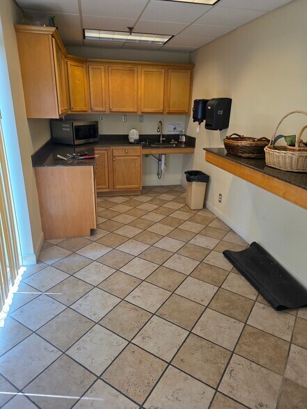More Photos Of 1604 Prospect St, High Point Manufacturing For Lease