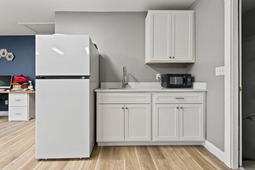 More Photos Of 2108 Broadway, South Portland Light Distribution For Sale