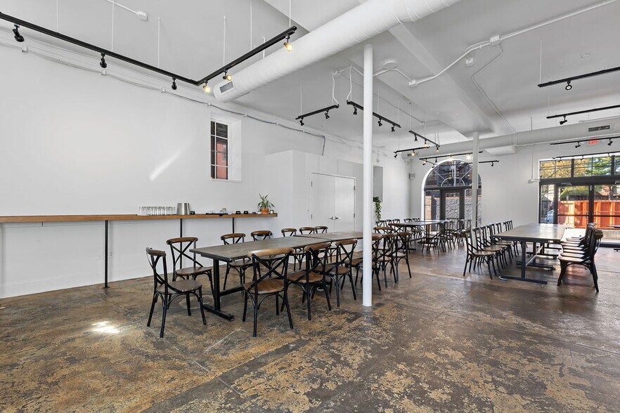 More Photos Of 17 E Brickel St, Columbus General Retail For Sale