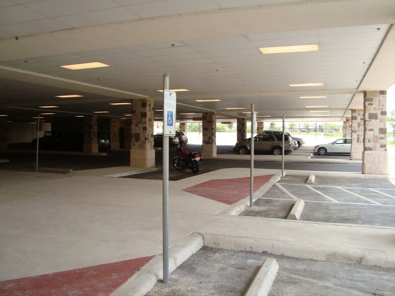More Photos Of 423 Treeline Park, San Antonio Medical For Lease