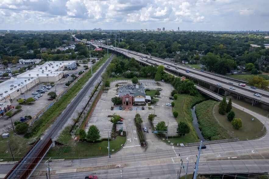 More Photos Of 2450 S Acadian Thruway, Baton Rouge Restaurant For Sale