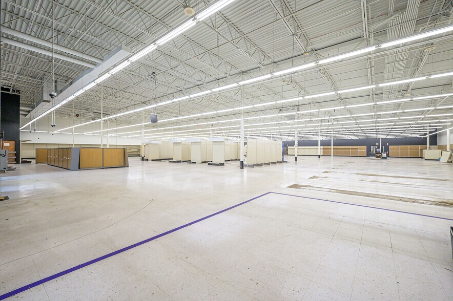 More Photos Of 28 E 15th St, Edmond Storefront For Sale