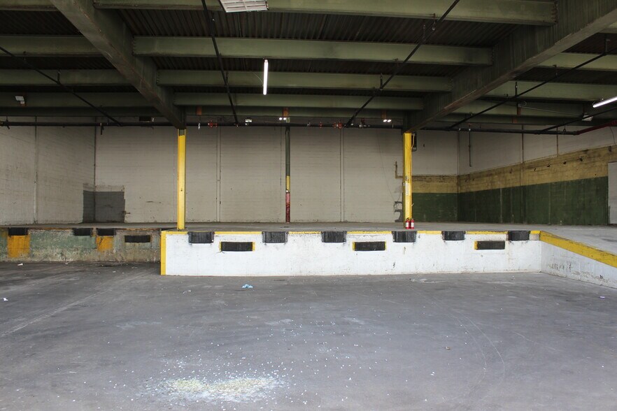 More Photos Of 147-45 Farmers Blvd, Jamaica Warehouse For Lease