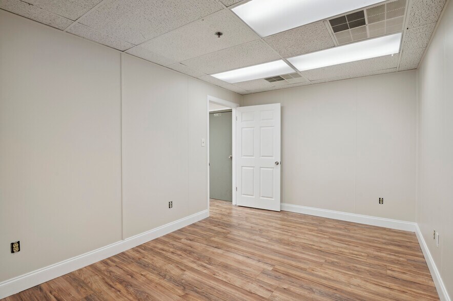 More Photos Of 32 Germay Dr, Wilmington Warehouse For Lease