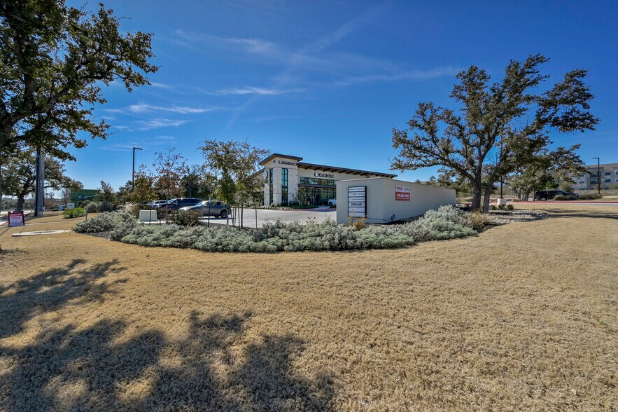 More Photos Of 901 N Vista Ridge Blvd, Cedar Park General Retail For Sale
