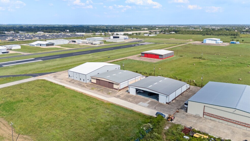 More Photos Of 5519 W Arcola Airport, Rosharon Airplane Hangar For Lease