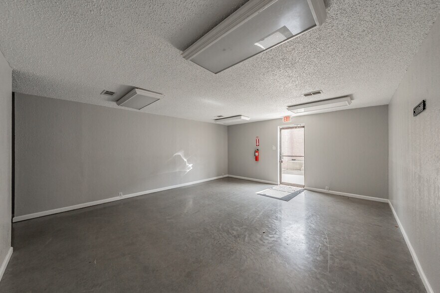 More Photos Of 7235 Glenview Dr, Richland Hills Office For Sale