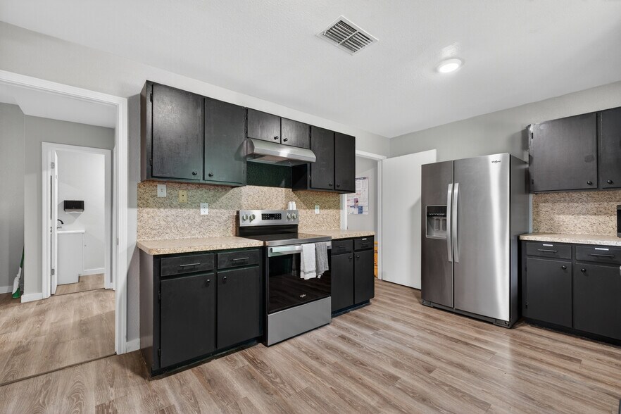 More Photos Of 109 Jasper Dr, Marshall Office For Sale