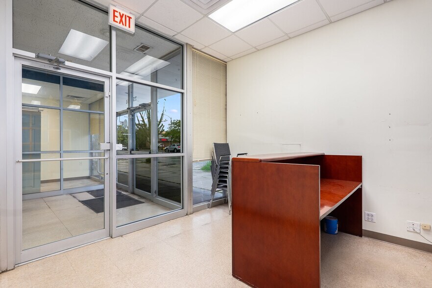 More Photos Of 7541 N Western Ave, Chicago Office For Sale