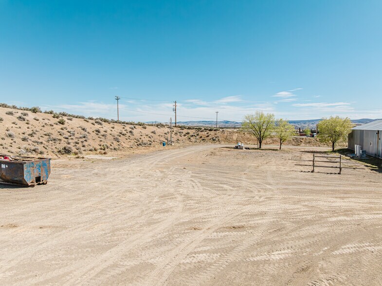 More Photos Of 824 Poplar St, Carlin Industrial For Sale