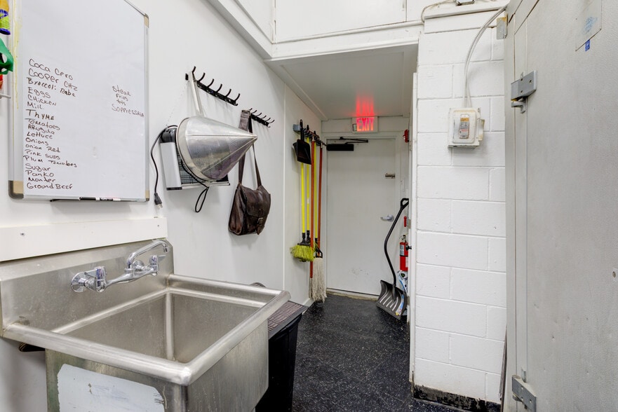 More Photos Of 1517 N 4th St, Philadelphia Showroom For Sale