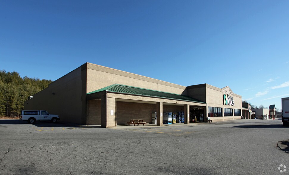 More Photos Of 1816-1828 Winkler St, Wilkesboro Storefront For Lease