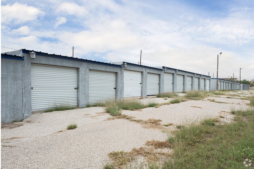 More Photos Of 910 W 29th St, San Angelo Self Storage For Sale