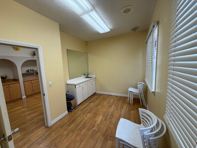 More Photos Of 220-226 W Cypress St, Anaheim Office For Lease