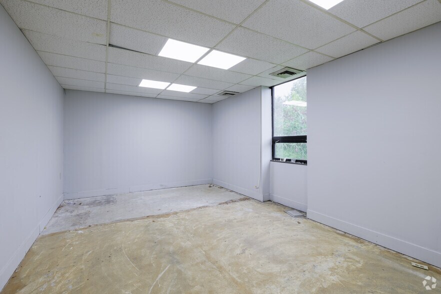 More Photos Of 843 Union Ave, New Windsor Township Office For Lease