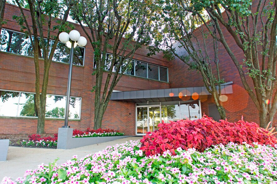 More Photos Of 11500 Olive Blvd, Creve Coeur Office For Lease