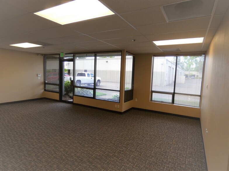 More Photos Of 5293 NE Elam Young Pky, Hillsboro Showroom For Lease