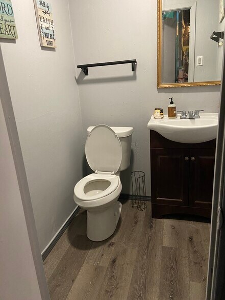 More Photos Of 8212 N State Highway 19, Trinity Showroom For Lease