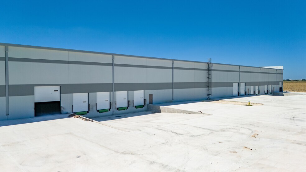 More Photos Of 21959 US-79 Hwy, Taylor Warehouse For Lease