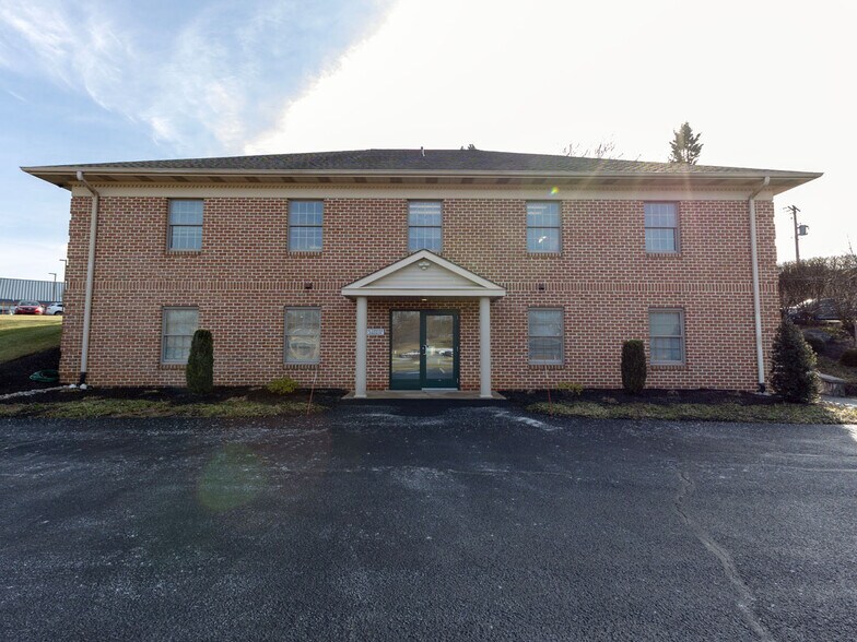 More Photos Of 918 Russell Dr, Lebanon Office For Lease