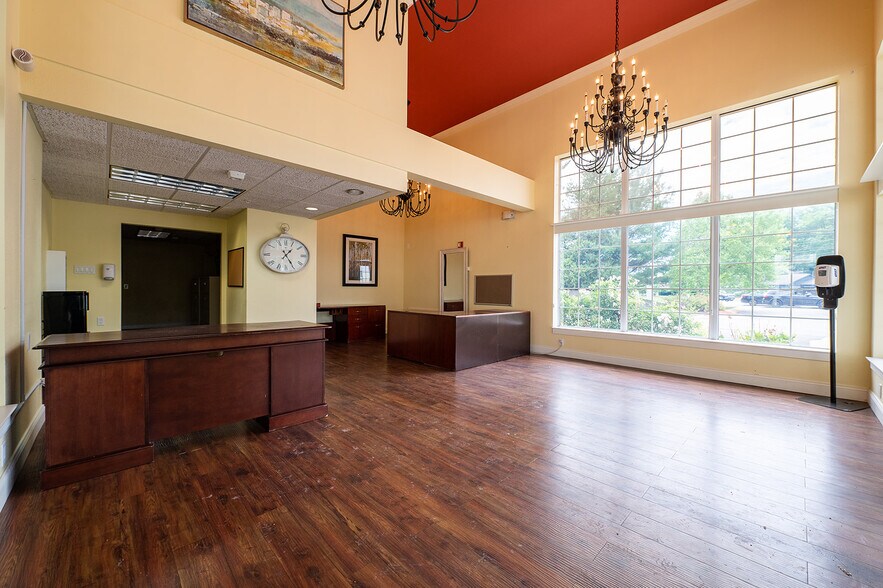 More Photos Of 461 Munson Ave, Traverse City Hotel For Sale