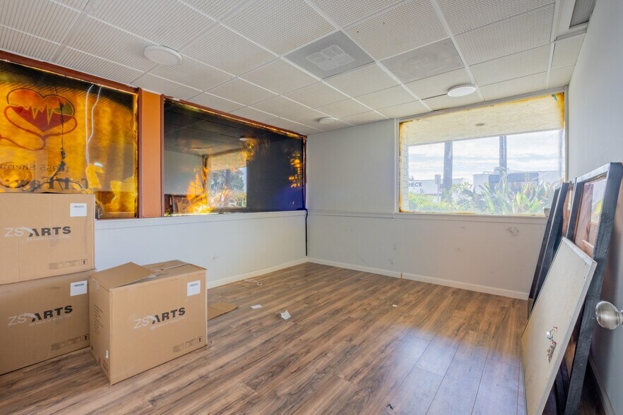 More Photos Of 16955 Sherman Way, Van Nuys Freestanding For Lease