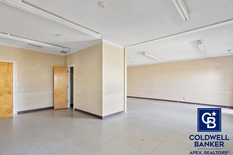 More Photos Of 302 Lincoln Park Dr, Cleburne Medical For Sale