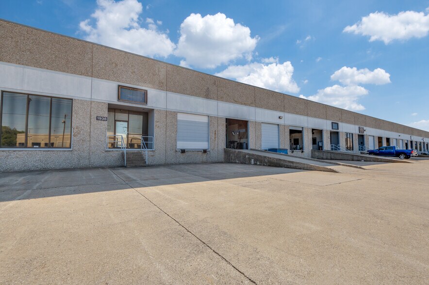 More Photos Of 1922-1938 N Great Southwest Pky, Grand Prairie Distribution For Lease