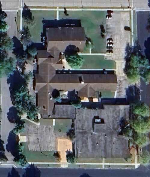 Primary Photo Of 165 S Chet Krause Dr, Iola Apartments For Sale