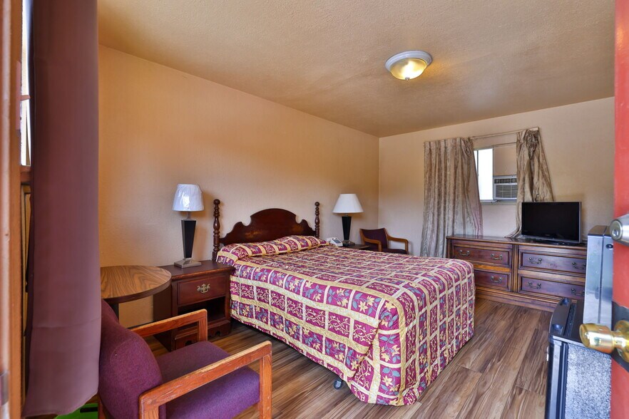 More Photos Of 620 W Colorado Ave, Colorado Springs Hotel For Sale
