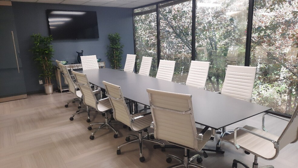 More Photos Of 9755 Dogwood Rd, Roswell Office For Lease