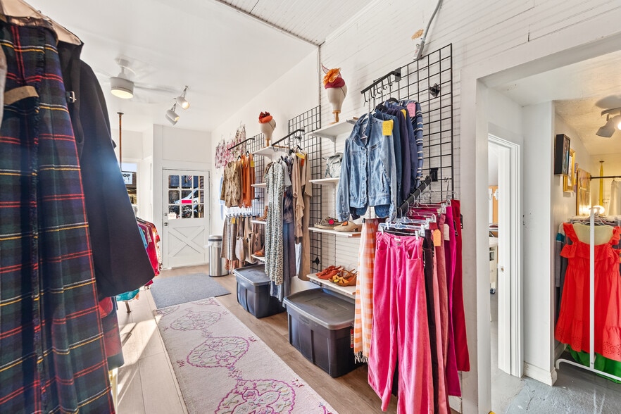 More Photos Of 17411 Vashon Hwy SW, Vashon Freestanding For Sale