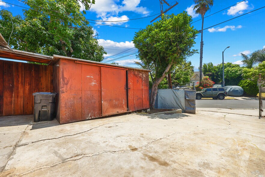 More Photos Of 5812 Venice Blvd, Los Angeles Showroom For Sale