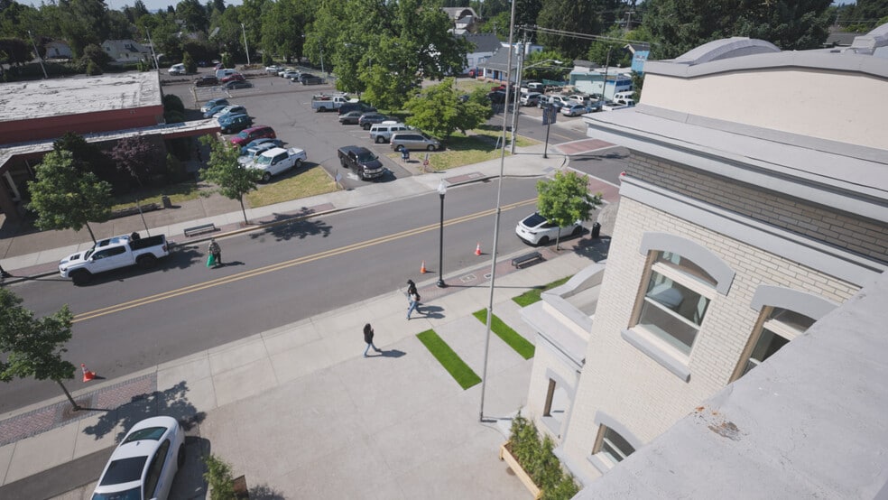 More Photos Of 550 N 1st St, Woodburn Office For Sale