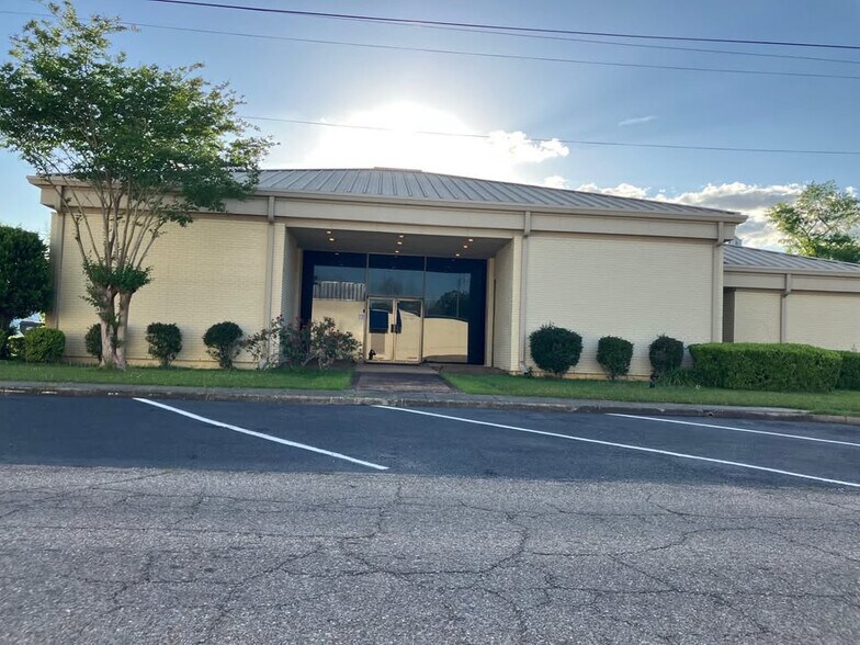 More Photos Of 112 W Cottonwood Rd, Dothan Freestanding For Sale