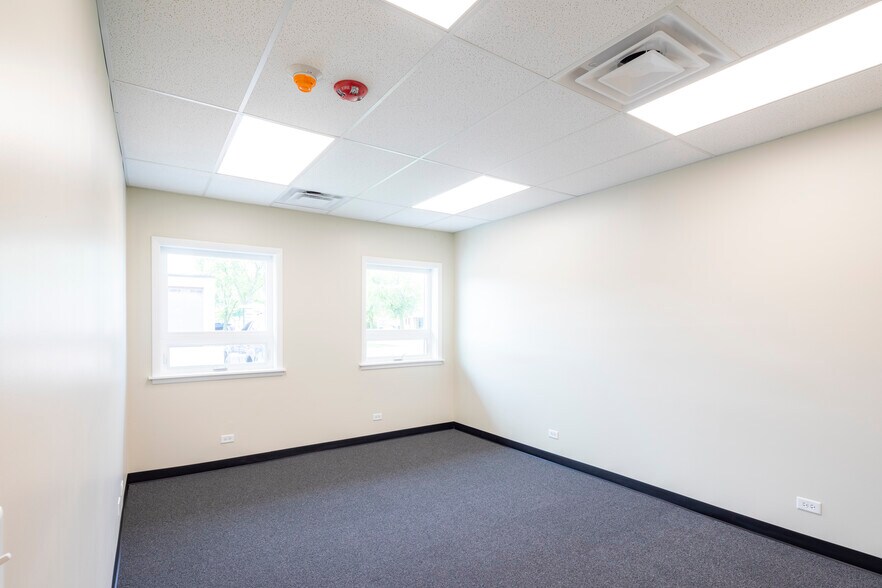 More Photos Of 1084 Industrial Dr, Bensenville Warehouse For Lease