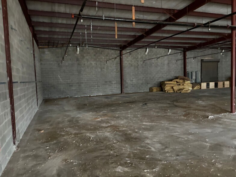 More Photos Of 201 N Pacific St, Conroe Freestanding For Lease