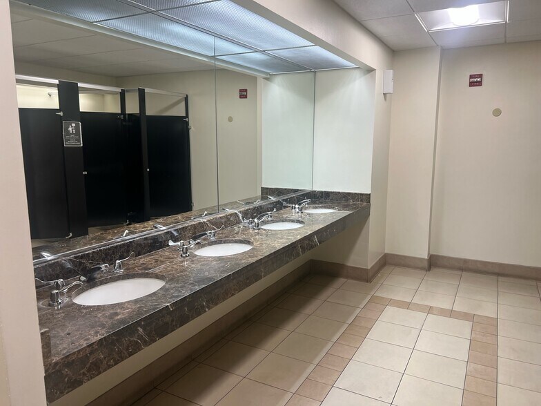 More Photos Of 438 N Frederick Ave, Gaithersburg Medical For Sale