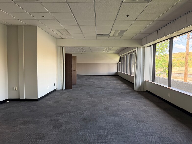 More Photos Of 5397 N Commerce Ave, Moorpark Manufacturing For Sale